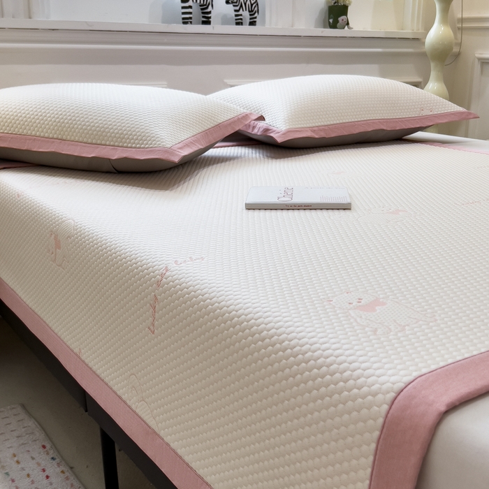 91家纺网 家纺一手货源 找家纺 倾慕家纺 2026新款PE时尚风豆豆凉席卡通系列--床席款 小狗先生床席款