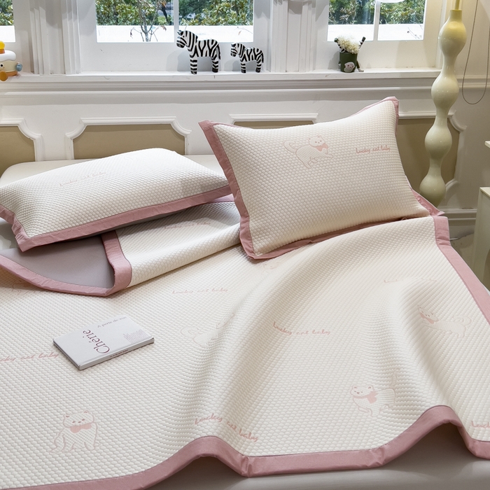 91家纺网 家纺一手货源 找家纺 倾慕家纺 2026新款PE时尚风豆豆凉席卡通系列--床席款 小狗先生床席款