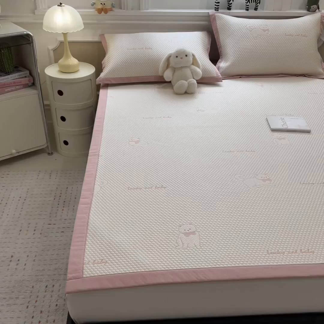 91家纺网 家纺一手货源 找家纺 倾慕家纺 2026新款PE时尚风豆豆凉席卡通系列--床席款 小狗先生床席款