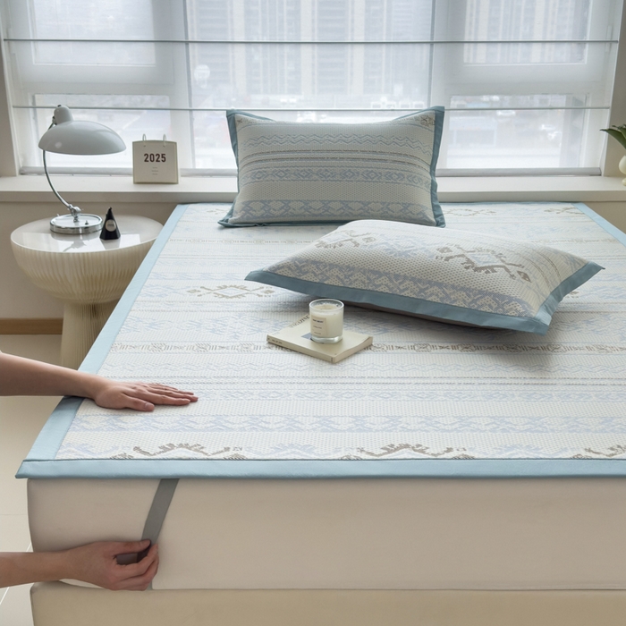 91家纺网 家纺一手货源 找家纺 倾慕家纺 2026新款PE时尚风豆豆凉席花卉系列--床席款 布达春雨床席款