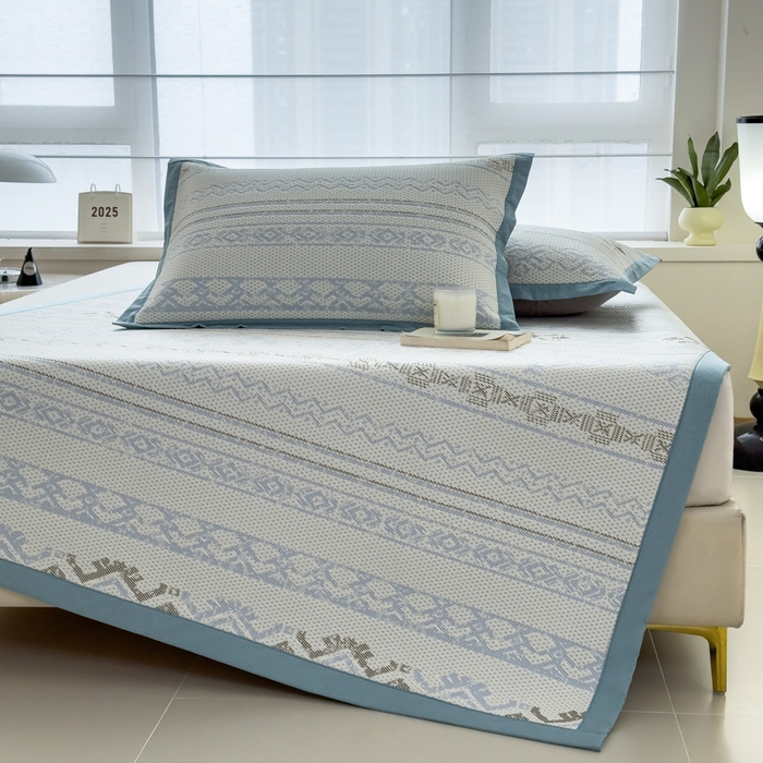 91家纺网 家纺一手货源 找家纺 倾慕家纺 2026新款PE时尚风豆豆凉席花卉系列--床席款 布达春雨床席款