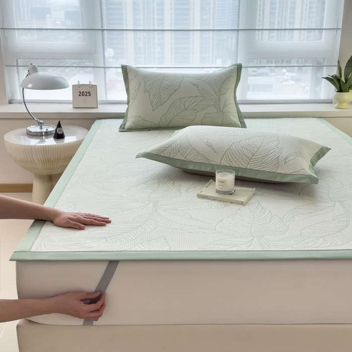 91家纺网 家纺一手货源 找家纺 倾慕家纺 2026新款PE时尚风豆豆凉席花卉系列--床席款 大叶绿床席款