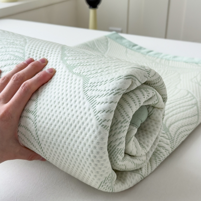 91家纺网 家纺一手货源 找家纺 倾慕家纺 2026新款PE时尚风豆豆凉席花卉系列--床席款 大叶绿床席款