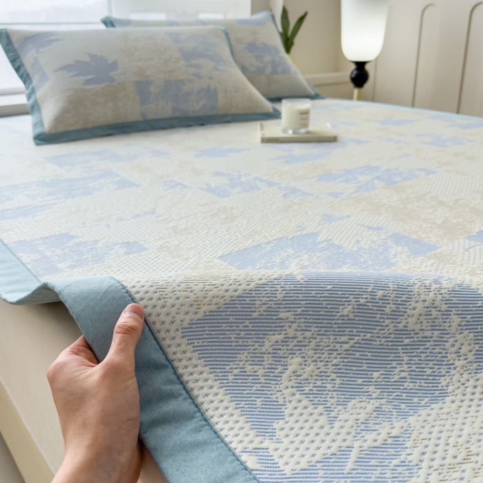 91家纺网 家纺一手货源 找家纺 倾慕家纺 2026新款PE时尚风豆豆凉席花卉系列--床席款 枫叶床席款