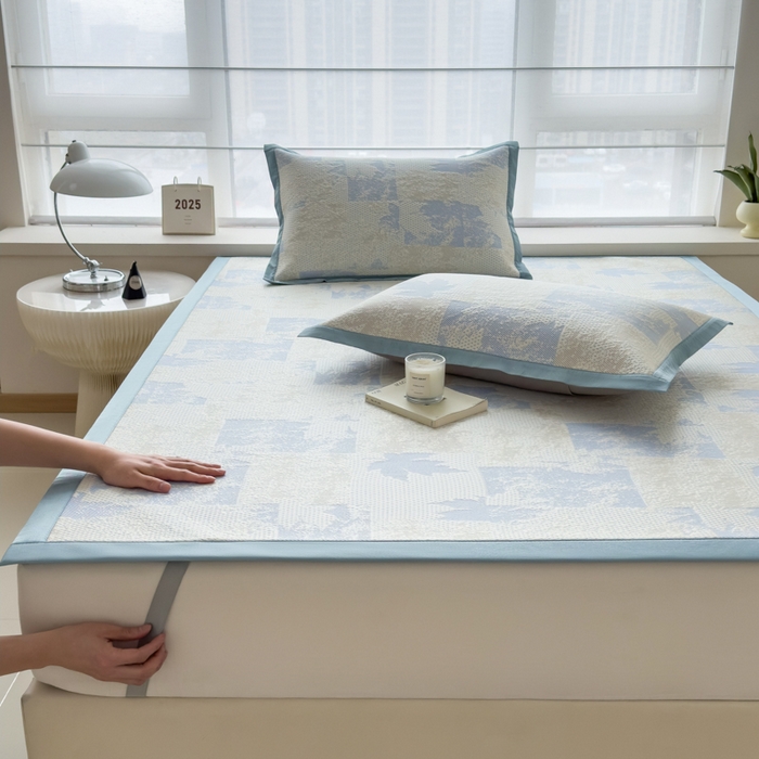 91家纺网 家纺一手货源 找家纺 倾慕家纺 2026新款PE时尚风豆豆凉席花卉系列--床席款 枫叶床席款