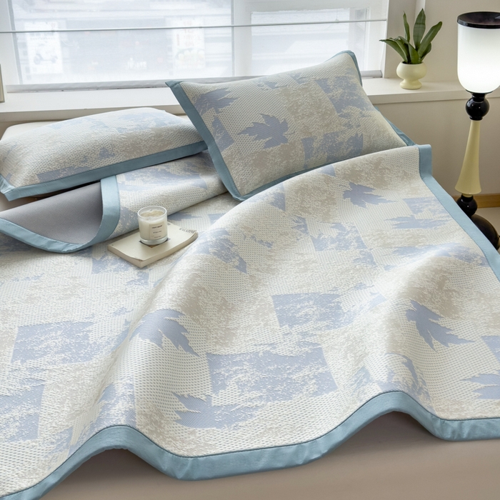 91家纺网 家纺一手货源 找家纺 倾慕家纺 2026新款PE时尚风豆豆凉席花卉系列--床席款 枫叶床席款