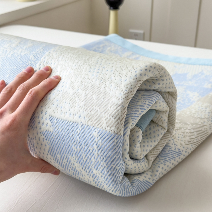 91家纺网 家纺一手货源 找家纺 倾慕家纺 2026新款PE时尚风豆豆凉席花卉系列--床席款 枫叶床席款