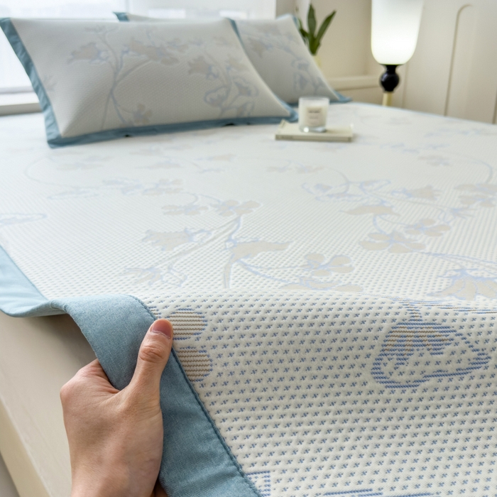 91家纺网 家纺一手货源 找家纺 倾慕家纺 2026新款PE时尚风豆豆凉席花卉系列--床席款 满江花床席款