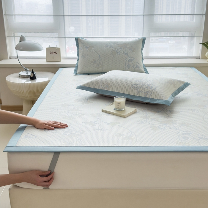 91家纺网 家纺一手货源 找家纺 倾慕家纺 2026新款PE时尚风豆豆凉席花卉系列--床席款 满江花床席款