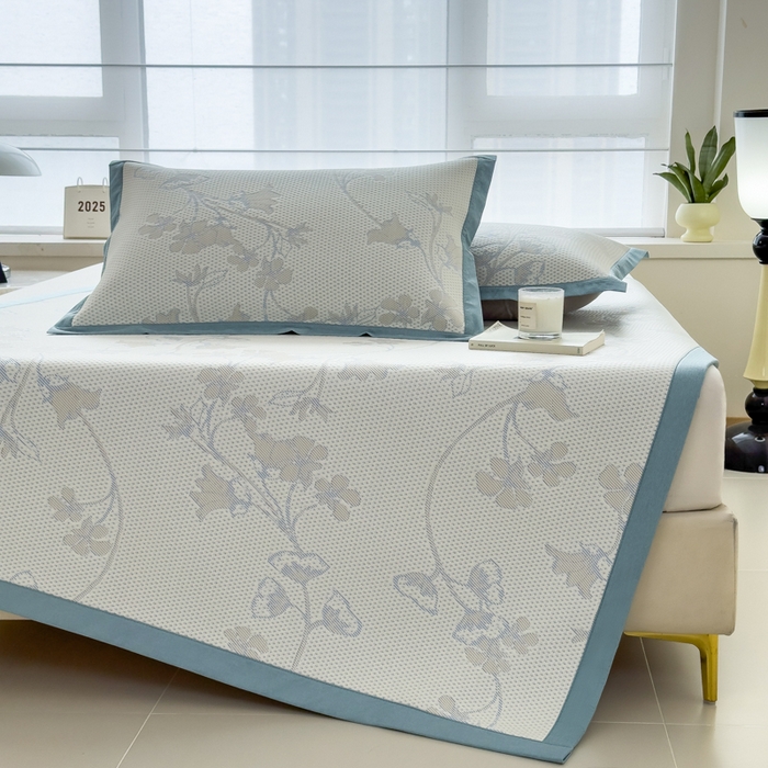 91家纺网 家纺一手货源 找家纺 倾慕家纺 2026新款PE时尚风豆豆凉席花卉系列--床席款 满江花床席款