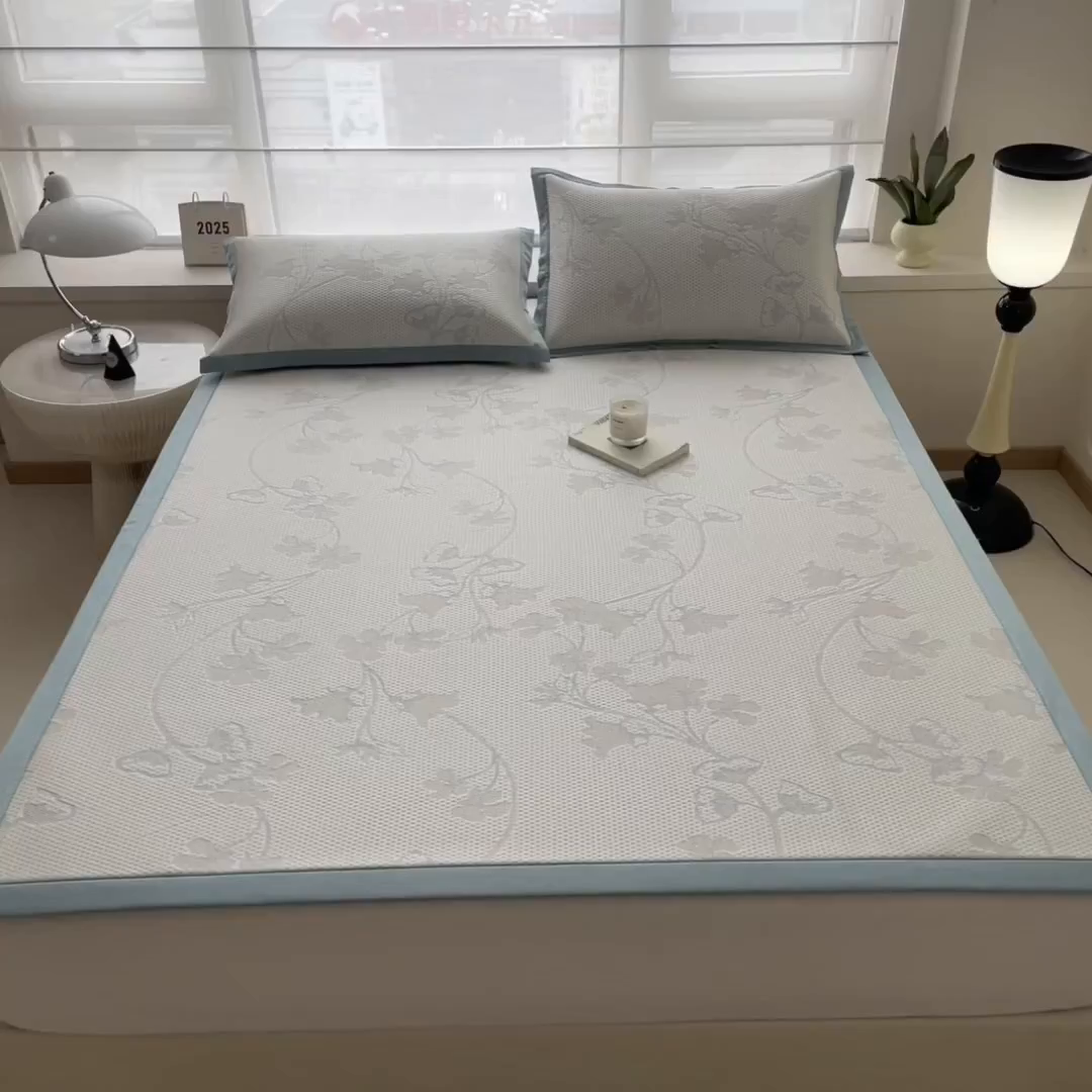 91家纺网 家纺一手货源 找家纺 倾慕家纺 2026新款PE时尚风豆豆凉席花卉系列--床席款 满江花床席款