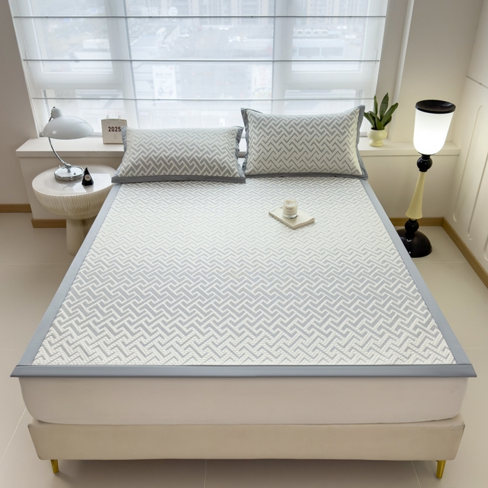 91家纺网 家纺一手货源 找家纺 倾慕家纺 2026新款PE时尚风豆豆凉席花卉系列--床席款 迷宫灰床席款