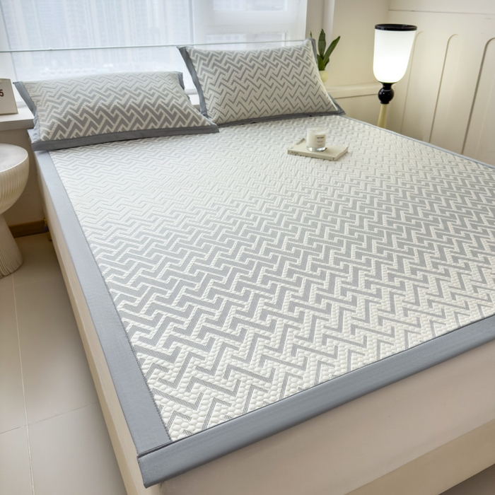 91家纺网 家纺一手货源 找家纺 倾慕家纺 2026新款PE时尚风豆豆凉席花卉系列--床席款 迷宫灰床席款