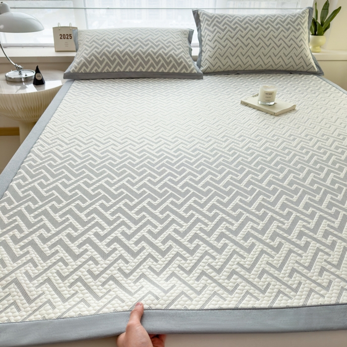 91家纺网 家纺一手货源 找家纺 倾慕家纺 2026新款PE时尚风豆豆凉席花卉系列--床席款 迷宫灰床席款