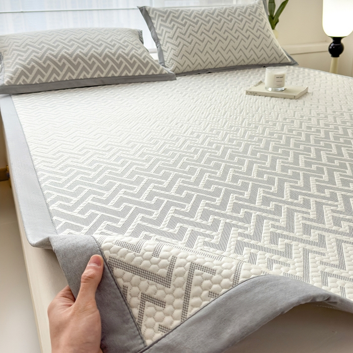 91家纺网 家纺一手货源 找家纺 倾慕家纺 2026新款PE时尚风豆豆凉席花卉系列--床席款 迷宫灰床席款