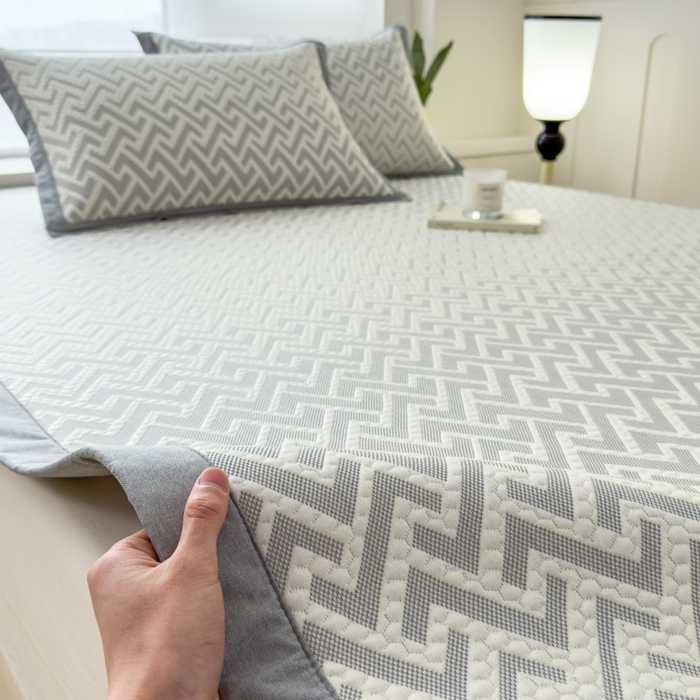 91家纺网 家纺一手货源 找家纺 倾慕家纺 2026新款PE时尚风豆豆凉席花卉系列--床席款 迷宫灰床席款