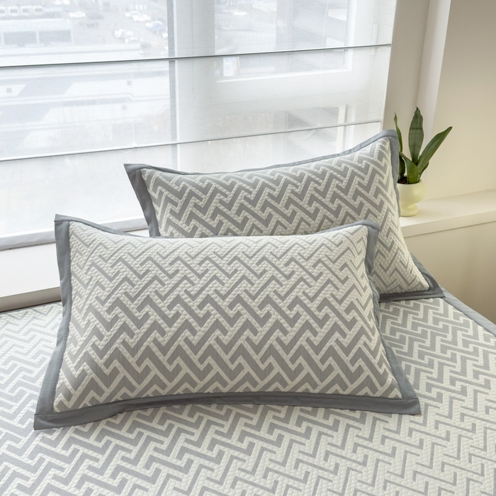 91家纺网 家纺一手货源 找家纺 倾慕家纺 2026新款PE时尚风豆豆凉席花卉系列--床席款 迷宫灰床席款