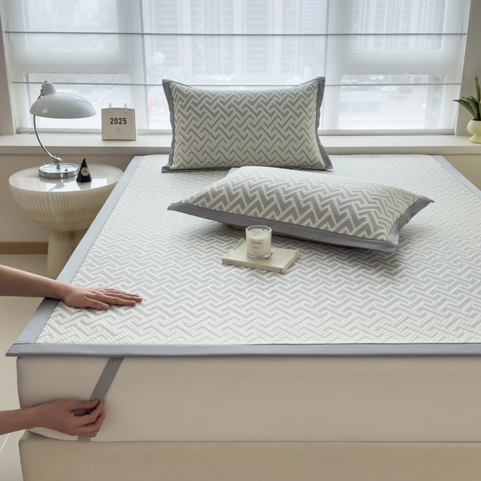 91家纺网 家纺一手货源 找家纺 倾慕家纺 2026新款PE时尚风豆豆凉席花卉系列--床席款 迷宫灰床席款