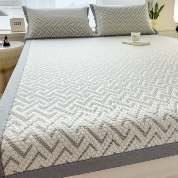 91家纺网 家纺一手货源 找家纺 倾慕家纺 2026新款PE时尚风豆豆凉席花卉系列--床席款 迷宫灰床席款