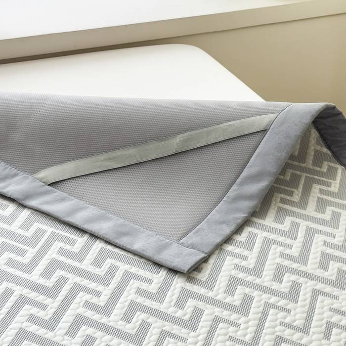 91家纺网 家纺一手货源 找家纺 倾慕家纺 2026新款PE时尚风豆豆凉席花卉系列--床席款 迷宫灰床席款