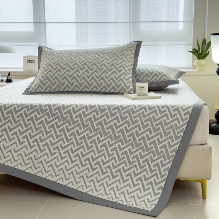 91家纺网 家纺一手货源 找家纺 倾慕家纺 2026新款PE时尚风豆豆凉席花卉系列--床席款 迷宫灰床席款