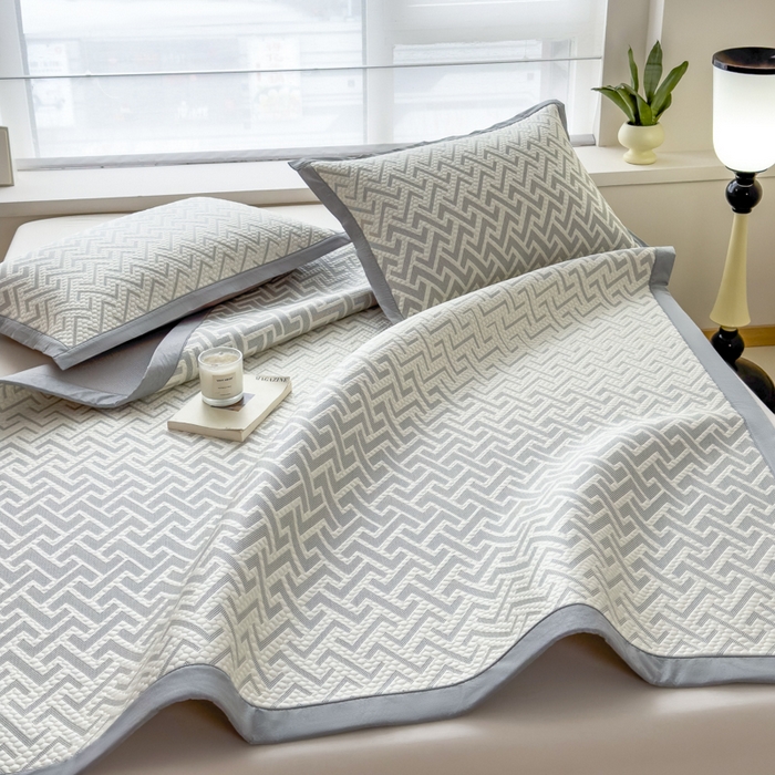 91家纺网 家纺一手货源 找家纺 倾慕家纺 2026新款PE时尚风豆豆凉席花卉系列--床席款 迷宫灰床席款