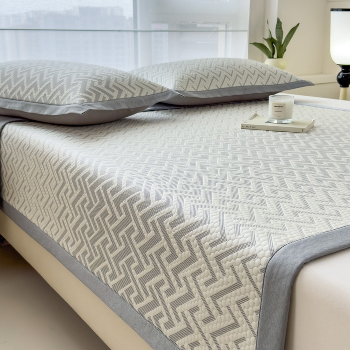 91家纺网 家纺一手货源 找家纺 倾慕家纺 2026新款PE时尚风豆豆凉席花卉系列--床席款 迷宫灰床席款