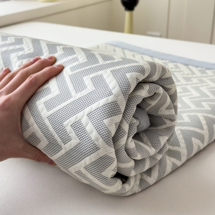 91家纺网 家纺一手货源 找家纺 倾慕家纺 2026新款PE时尚风豆豆凉席花卉系列--床席款 迷宫灰床席款