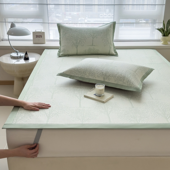 91家纺网 家纺一手货源 找家纺 倾慕家纺 2026新款PE时尚风豆豆凉席花卉系列--床席款 树树相邻床席款