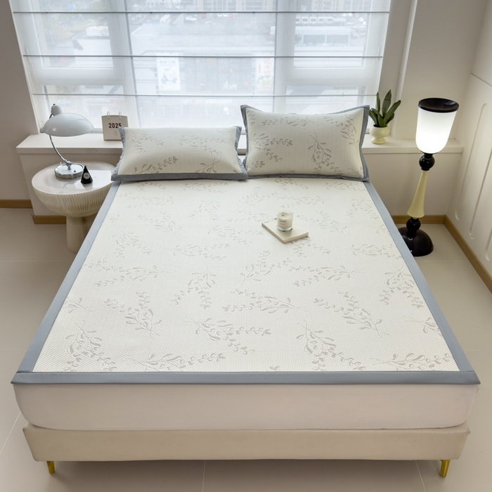 91家纺网 家纺一手货源 找家纺 倾慕家纺 2026新款PE时尚风豆豆凉席花卉系列--床席款 夏日清新卡其床席款