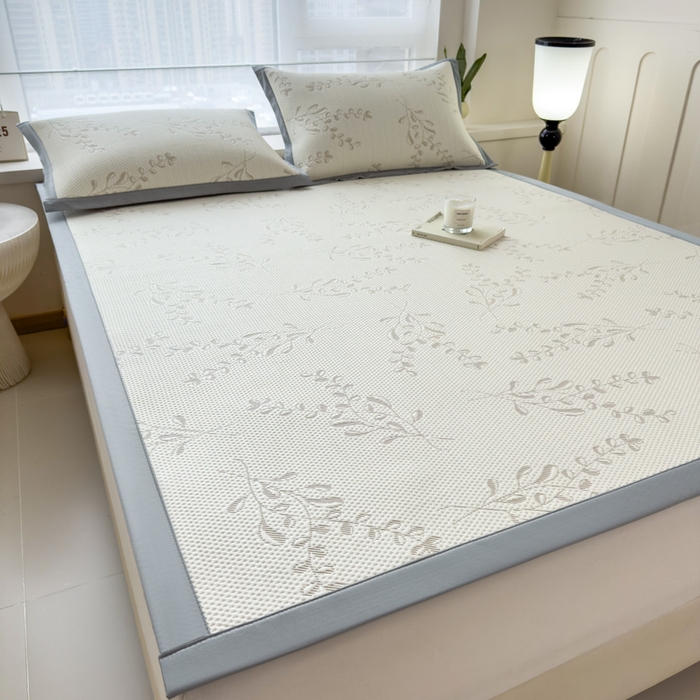 91家纺网 家纺一手货源 找家纺 倾慕家纺 2026新款PE时尚风豆豆凉席花卉系列--床席款 夏日清新卡其床席款