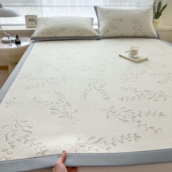 91家纺网 家纺一手货源 找家纺 倾慕家纺 2026新款PE时尚风豆豆凉席花卉系列--床席款 夏日清新卡其床席款