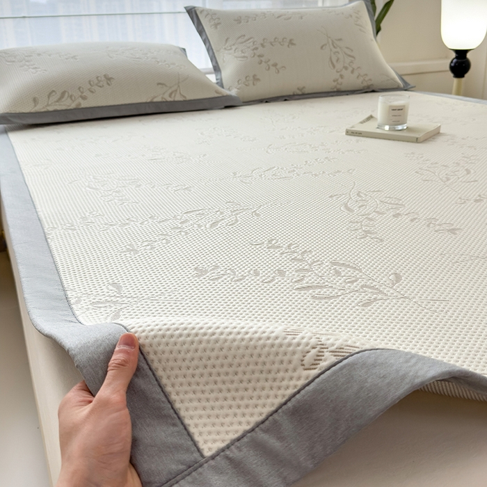 91家纺网 家纺一手货源 找家纺 倾慕家纺 2026新款PE时尚风豆豆凉席花卉系列--床席款 夏日清新卡其床席款