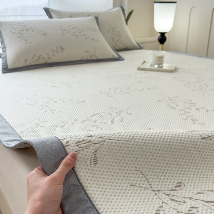 91家纺网 家纺一手货源 找家纺 倾慕家纺 2026新款PE时尚风豆豆凉席花卉系列--床席款 夏日清新卡其床席款