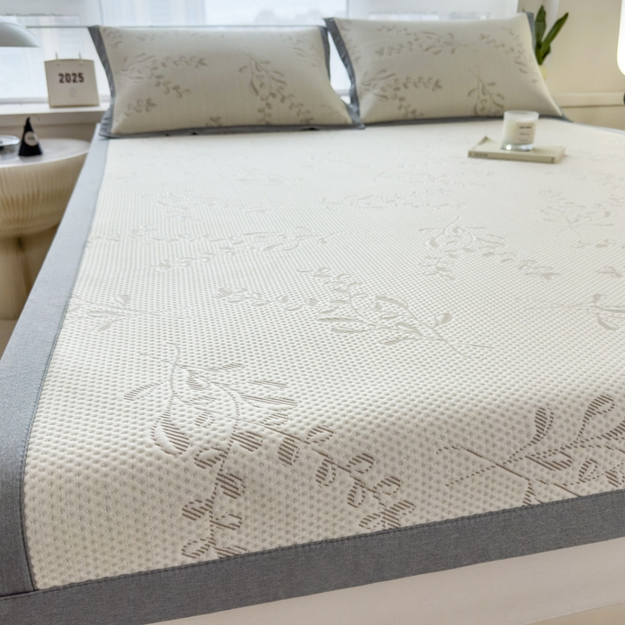 91家纺网 家纺一手货源 找家纺 倾慕家纺 2026新款PE时尚风豆豆凉席花卉系列--床席款 夏日清新卡其床席款