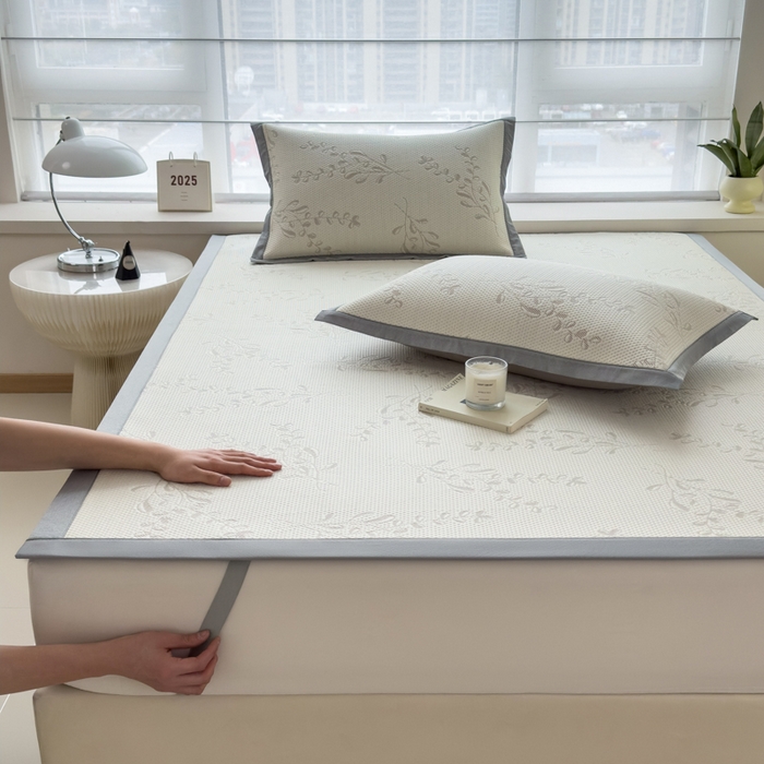 91家纺网 家纺一手货源 找家纺 倾慕家纺 2026新款PE时尚风豆豆凉席花卉系列--床席款 夏日清新卡其床席款