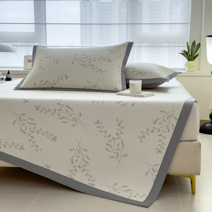 91家纺网 家纺一手货源 找家纺 倾慕家纺 2026新款PE时尚风豆豆凉席花卉系列--床席款 夏日清新卡其床席款