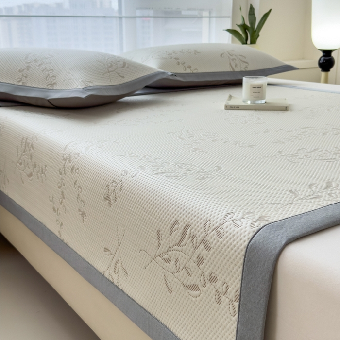 91家纺网 家纺一手货源 找家纺 倾慕家纺 2026新款PE时尚风豆豆凉席花卉系列--床席款 夏日清新卡其床席款