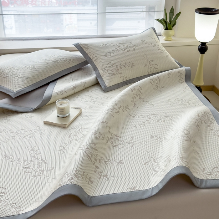 91家纺网 家纺一手货源 找家纺 倾慕家纺 2026新款PE时尚风豆豆凉席花卉系列--床席款 夏日清新卡其床席款