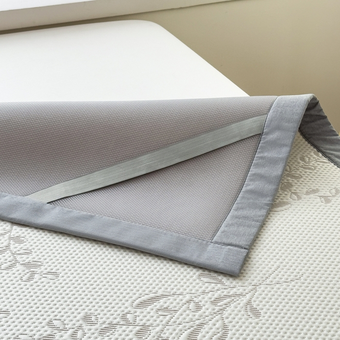 91家纺网 家纺一手货源 找家纺 倾慕家纺 2026新款PE时尚风豆豆凉席花卉系列--床席款 夏日清新卡其床席款