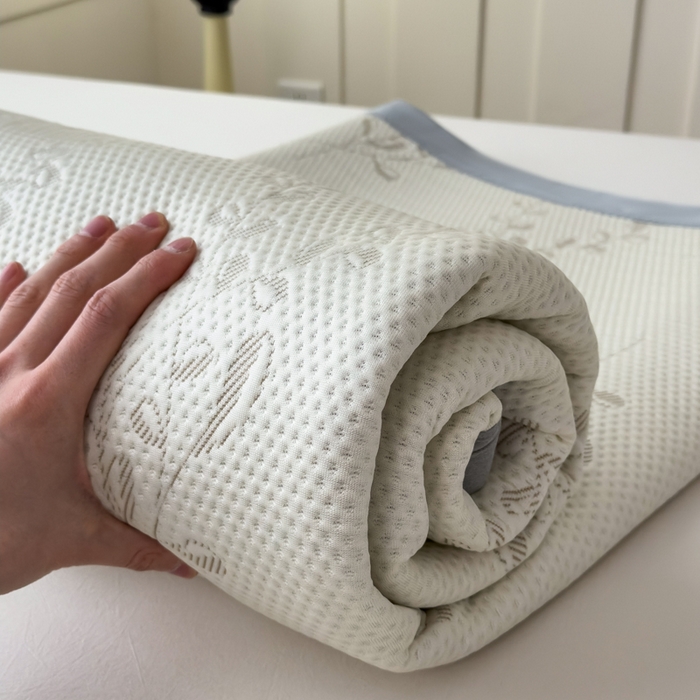 91家纺网 家纺一手货源 找家纺 倾慕家纺 2026新款PE时尚风豆豆凉席花卉系列--床席款 夏日清新卡其床席款