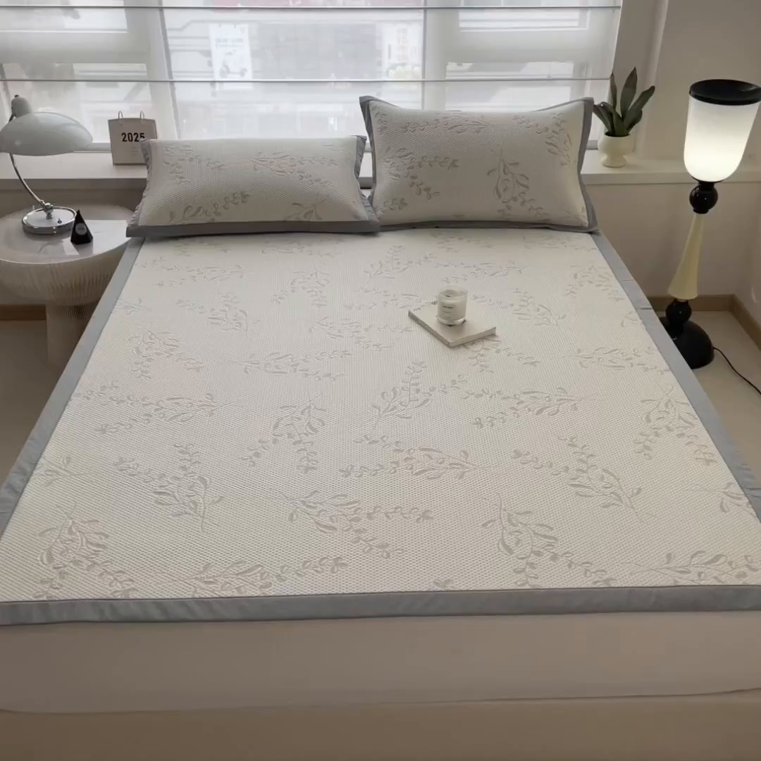 91家纺网 家纺一手货源 找家纺 倾慕家纺 2026新款PE时尚风豆豆凉席花卉系列--床席款 夏日清新卡其床席款