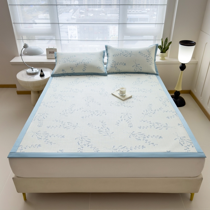 91家纺网 家纺一手货源 找家纺 倾慕家纺 2026新款PE时尚风豆豆凉席花卉系列--床席款 夏日清新蓝床席款