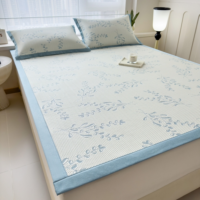 91家纺网 家纺一手货源 找家纺 倾慕家纺 2026新款PE时尚风豆豆凉席花卉系列--床席款 夏日清新蓝床席款