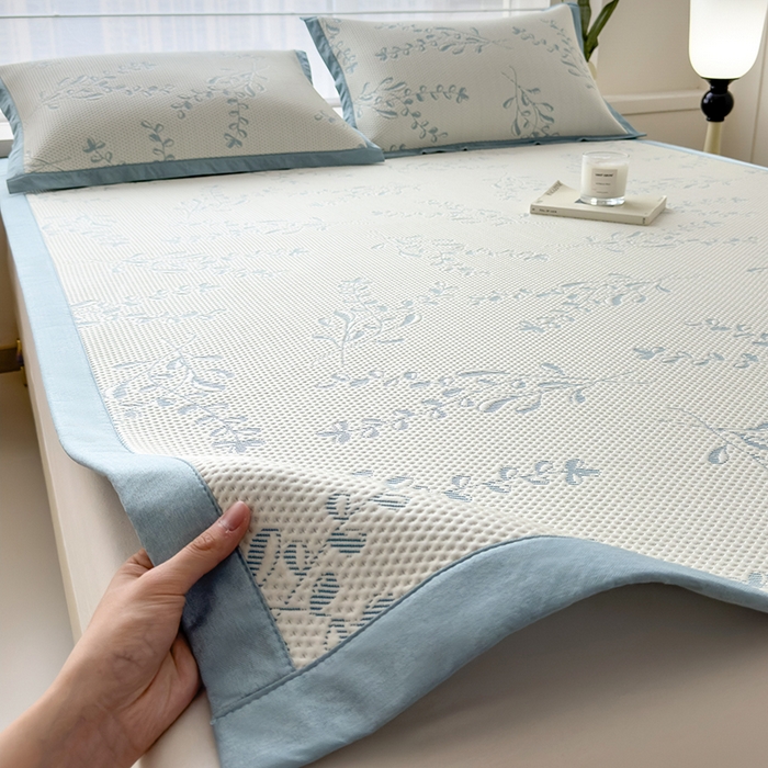 91家纺网 家纺一手货源 找家纺 倾慕家纺 2026新款PE时尚风豆豆凉席花卉系列--床席款 夏日清新蓝床席款