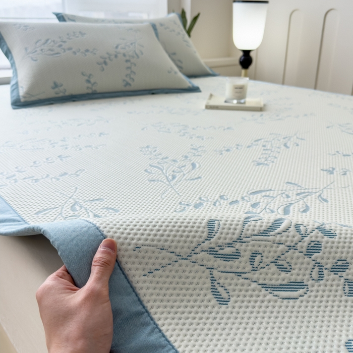 91家纺网 家纺一手货源 找家纺 倾慕家纺 2026新款PE时尚风豆豆凉席花卉系列--床席款 夏日清新蓝床席款