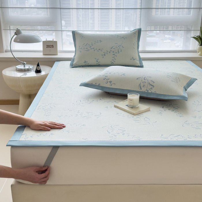 91家纺网 家纺一手货源 找家纺 倾慕家纺 2026新款PE时尚风豆豆凉席花卉系列--床席款 夏日清新蓝床席款