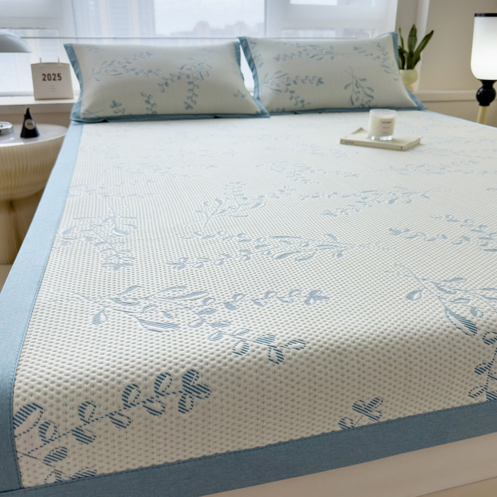 91家纺网 家纺一手货源 找家纺 倾慕家纺 2026新款PE时尚风豆豆凉席花卉系列--床席款 夏日清新蓝床席款