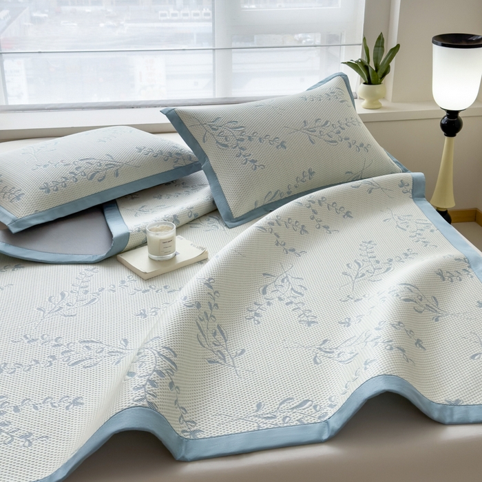 91家纺网 家纺一手货源 找家纺 倾慕家纺 2026新款PE时尚风豆豆凉席花卉系列--床席款 夏日清新蓝床席款