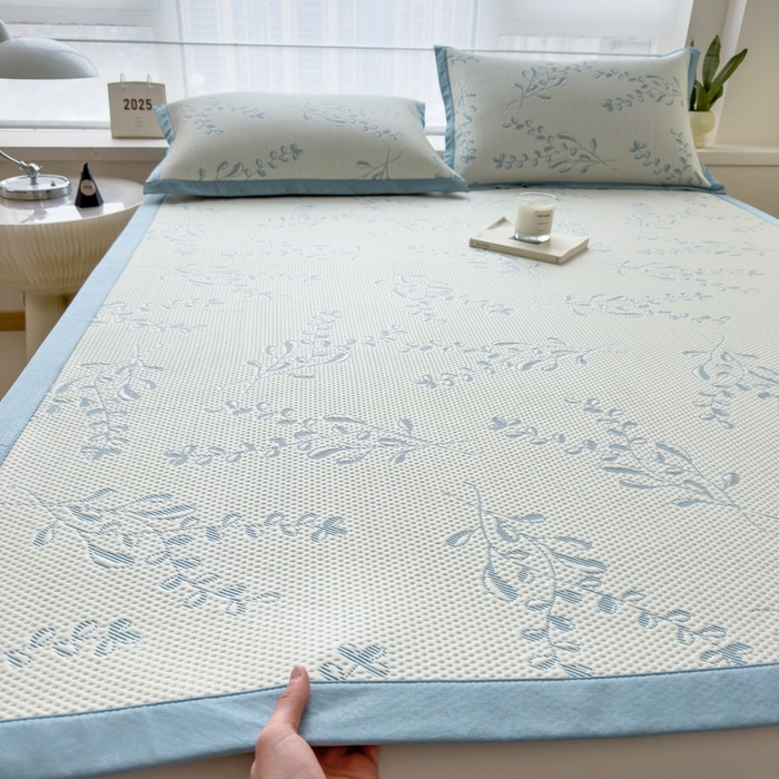 91家纺网 家纺一手货源 找家纺 倾慕家纺 2026新款PE时尚风豆豆凉席花卉系列--床席款 夏日清新蓝床席款